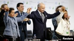 Laurent Fabius, le président de la COP21, juste après avoir prononcé l'adoption de l'accord de Paris sur le climat, le 12 décembre 2015. (REUTERS/Stephane Mahe)