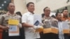 Polisi menunjukkan barang bukti kasus perdagangan orang yang melibatkan tujuh tersangka dan empat korban di Bareskrim, Selasa (16/7). (VOA/Fathiyah)