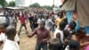 Manifestants guinéens fuyant les forces de sécurité au stade de Conakry le 28 septembre 2009.