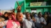 Des Soudanais s'étaient rassemblés devant la prison d'al-Huda dans la ville jumelle d'Oddman, la capitale de Khartoum, le 4 juillet 2019.