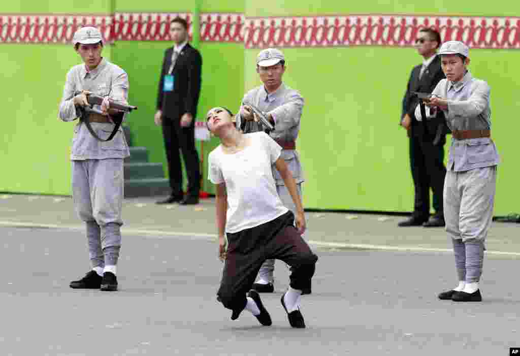 Performers re-enact the 1947 massacre of Taiwanese intellectuals by mainland China's Nationalists troops during the inauguration ceremony of Taiwan's President Tsai Ing-wen in Taipei.