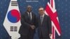 21일 한국을 방문한 데이비드 라미 영국 외무장관이 서울 외교부 청사에서 조태열 한국 외교부장관과 만나 회담 전 악수를 나누는 모습.