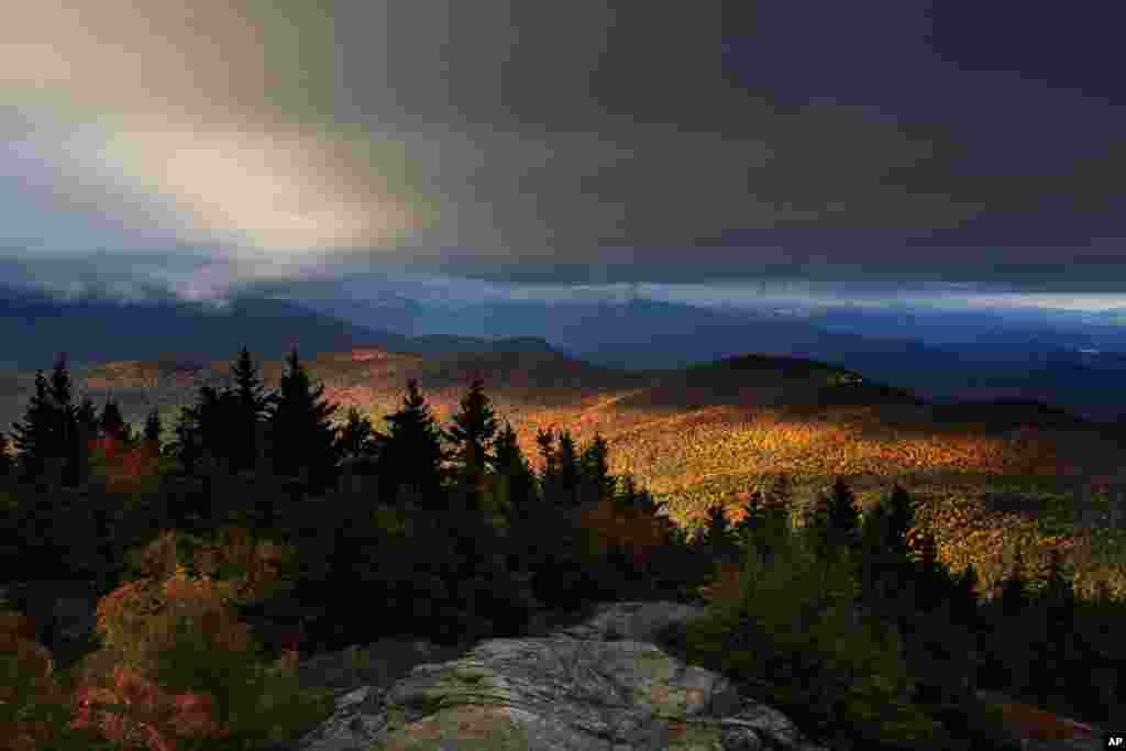 Daun-daun berganti warna saat musim gugur di kota Chatham, New Hampshire, AS.