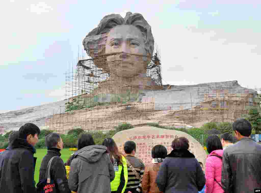 Para wisatawan mengunjungi patung Mao Zedong di kota Changsha, provinsi Hunan, China yang sedang dalam proses penyelesaian.