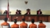Năm người đàn ông, thuộc nhóm 14 người bị kết án về tội hiếp dâm và giết một nữ sinh 14 tuổi, trong một phiên toà ở Curup, Bengkulu trên đảo Sumatra, Indonesia, 29/9/2016.