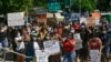 Un policier new-yorkais inculpé pour avoir malmené une manifestante
