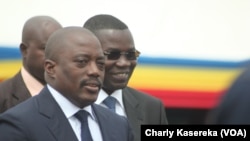 Julien Paluku gouverneur du Nord-Kivu à droite derrière le président Joseph Kabila à Goma, 3 août 2015. (Charly Kasereka/VOA)