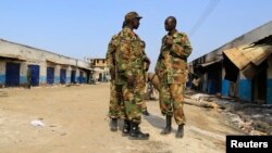 South Sudan army soldiers talk to each other in Malakal town, 497km (308 miles) northeast of Juba, Dec. 30, 2013. 
