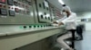 资料： 一名伊朗技术人员在伊斯法罕浓缩铀设施工作。（2007年2月3日）