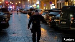 Поліція на місці стрілянини у Карловому університеті, Прага, 21 грудня 2023. REUTERS/David W Cerny