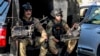 Para kombatan aliansi Hasheed al-Shaabi Irak mengikuti konvoi pemakaman Hassan Hamadi al-Amiri, salah satu anggota Kataeb Hizbullah yang tewas, di Baghdad, Irak, 26 Desember 2023. (Foto: Ahmad Al-Rubaye/AFP) 