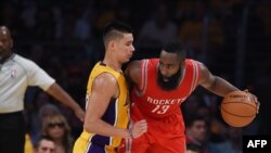 James Harden de Houston contre Jeremy Lin de Los Angeles, Staples Center, Los Angeles, le 28 octobre 2014