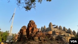 ប្រាសាទភ្នំបាខែង ក្នុងខេត្តសៀមរាប ស្ថិតក្រោមការជួសជុល និងអភិរក្ស ខែមករា ឆ្នាំ២០២១។ (ហ៊ាន សុជាតា/វីអូអេ)