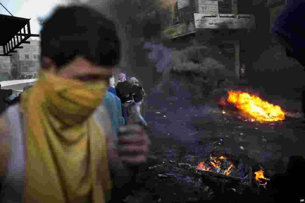 Palestinians clash with Israeli forces in the West Bank city of Hebron, April 4, 2013. 