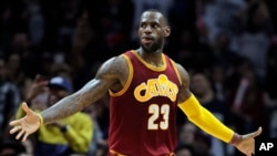 LeBron James, Cleveland Cavaliers, célèbre après avoir fait un dunk contre les Clippers de Los Angeles, 13 mars 2016 (AP Photo / Alex Gallardo)