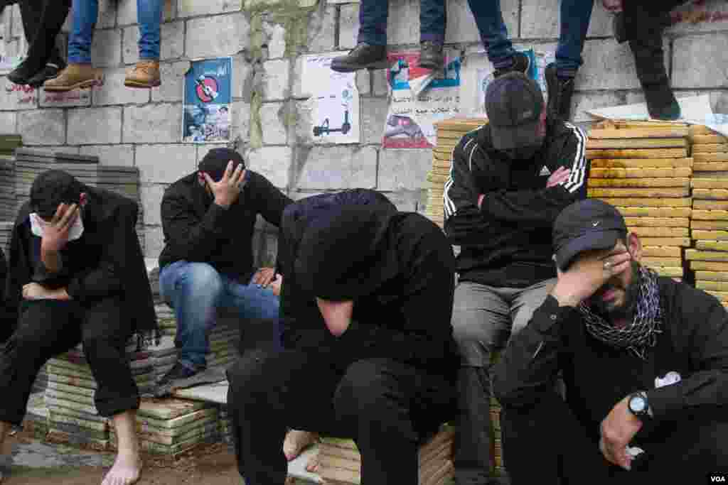 Shias mourn the suffering and martyrdom of Hussain ibn Ali, who died more than 1,300 years ago - a death that began the schism between Shia and Sunni Muslims, Beirut, Lebanon, Nov. 4, 2014. (John Owens / VOA)