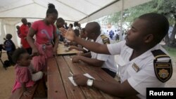 Kudindwa amaphosiphothi abantu abadabuka eZimbabwe abahlala kwele South Africa emgceleni welizwe wakwele Zimbabwe.