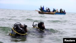 Anggota Polisi Uganda ikut dalam tim penyelamat para pengungsi Kongo yang mengalami kecelakaan perahu di Danau Albert di baratdaya Kampala, Uganda (23/3). 