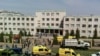 Le personnel d'urgence se déploie à l'école numéro 175 après une fusillade à Kazan, en Russie, le 11 mai 2021. 