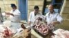 Des bouchers préparent des saucisses à Bordeaux, France, 7 mars 2016.