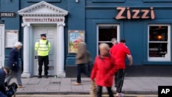 Un policier pres du lieu de l'attaque contre un ex-agent double russe, Salisbury, Angleterre, le 6 mars 2018