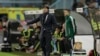 L’entraîneur allemand Joachim Löw donne des instructions à ses joueurs lors d’un match amical entre l’Allemagne et l’Espagne à Vig, Espagne, 18 novembre 2014.