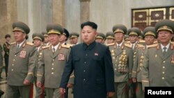 朝中社发布的照片显示朝鲜领导人金正恩和军人参加朝鲜战争停战纪念活动（2014年7月27日）
