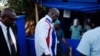Le président de la RDC, Felix Tshisekedi, en visite dans un centre de traitement Ebola, à l'hôpital général de Beni, le 16 avril 2019.