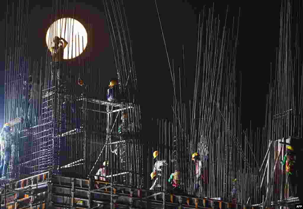 ព្រះចន្ទពេញ​វង់​​&laquo;Super Snow Moon&raquo; រះ​នៅ​កន្លែង​សាងសង់​មួយ​ក្នុង​ទីក្រុង​ Kolkata ប្រទេស​ឥណ្ឌា។