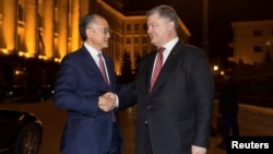 FILE - Ukrainian President Petro Poroshenko (R) greets World Bank President Jim Yong Kim in Kyiv, Ukraine, Nov. 14, 2017. 