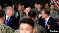 Le président américain Donald Trump et son homologue sud-coréen Moon Jae-in déjeunent avec des troupes sur la base militaire américaine de Camp Humphreys, à Pyeongtaek, Corée du Sud, 7 novembre 2017.