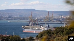 Нафтовий танкер пришвартований у російському Новоросійську, 23 жовтня 2022. Фото AP
