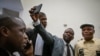 ARCHIVES - Jean-Marc Kabund, secrétaire général de l'UDPS (avec chapeau) pose pour un selfie à Kinshasa, le 19 janvier 2019.