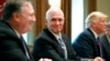 Le secrétaire d'État Mike Pompeo, aux côtés du vice-président Mike Pence et du président Donald Trump à la Maison Blanche