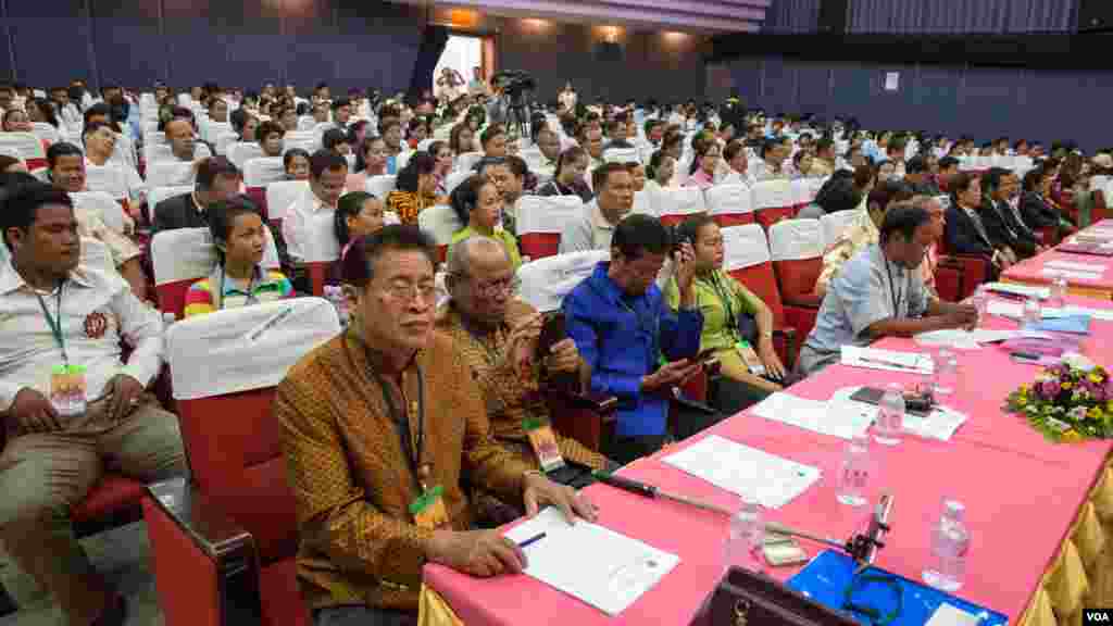 គណៈមេប្រយោគនៅក្នុងមហោស្រពសិល្បៈចម្រៀង ដែលរៀបចំឲ្យបេក្ខជន បេក្ខនារីទាំងក្នុង និងក្រៅប្រទេសចូលរួមប្រឡងដណ្តើមយកជ័យលាភីក្នុងវិញ្ញាសាចំនួន៤សំខាន់គឺ ស្មូត ឬសូត្រកំណាព្យ ចម្រៀងប្រពៃណី ចម្រៀងបាសាក់ និងចម្រៀងខ្មែរ សម័យដើមក្នុងទសវត្សរ៍ទី៥០ដល់៧០ នៅឯមហោស្រពចេនឡា រាជធានីភ្នំពេញ កាលពីថ្ងៃទី១៧ ខែវិច្ឆិកា ឆ្នាំ២០១៦។ (ហ៊ាន សុជាតា/VOA)