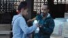 ከበጎ ፈቃደኞቹ መካከል ሳምራዊት ደረጀ እና ዓለም ወረታው ቁሳቁሶችን በመሸከፍ በስራ ላይ 