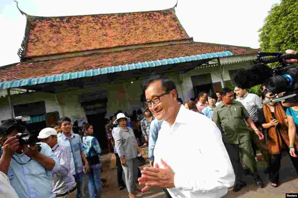 Sam Rainsy, presiden Partai Penyelamat Nasional Kamboja (CNRP) mengunjungi salah satu tempat pemilihan suara dalam pemilihan umum di Phnom Penh (28/7).