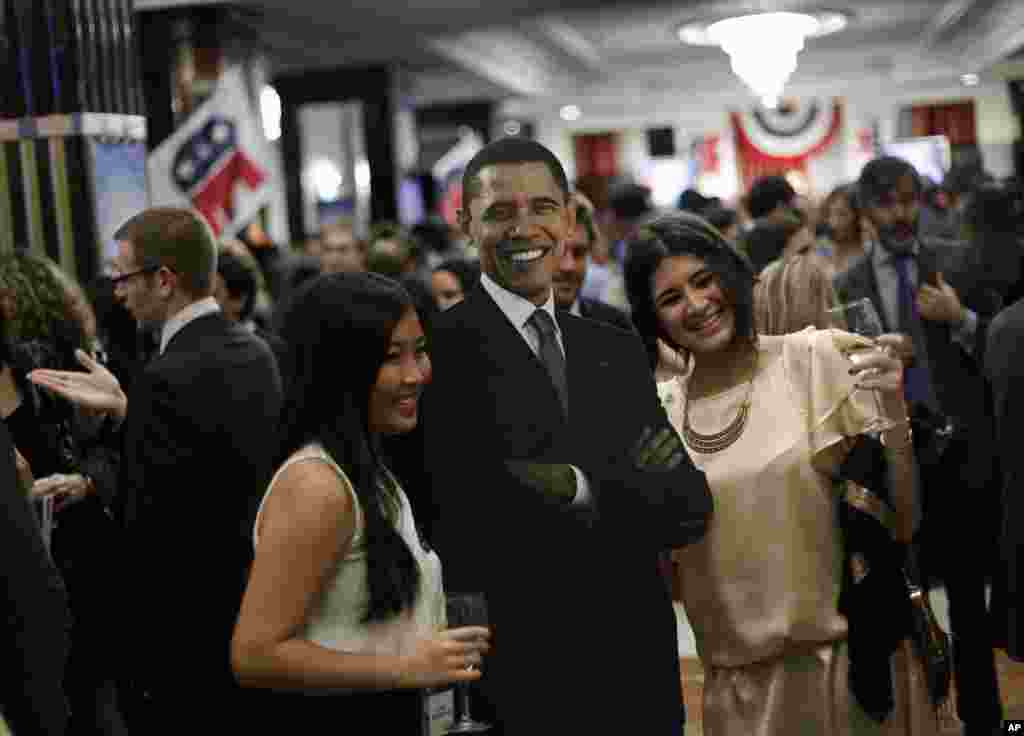 Warga AS di Madrid, Spanyol, berpose dengan gambar Presiden Barack Obama (7/11).