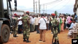 Des soldats maintiennent l'ordre devant un bureau de vote où des électeurs attendent de voter pour leur président, à Libreville, Gabon, 30 août 2009. 