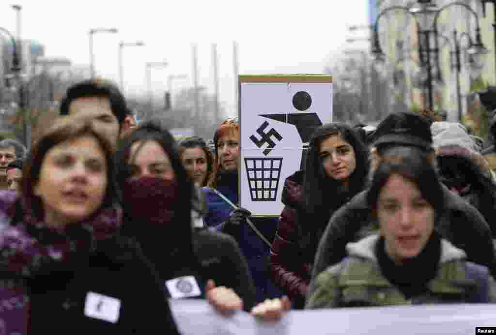Pendemo berkumpul di Sofia pusat 17 November 2013. Beberapa ratus orang berkumpul untuk melakukan pawai dengan slogan "Warning! Fascism!" untuk memprotes kekerasan terhadap pengungsi dan imigran.