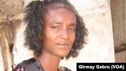 Woman get food aid 