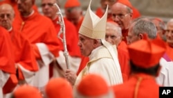 Paus Fransiskus pergi setelah memimpin konsistori di dalam Basilika Santo Petrus, di Vatikan, 5 Oktober 2019. Paus Fransiskus telah memilih 13 orang yang dikaguminya dan yang simpatinya selaras dengan ia untuk menjadi kardinal terbaru Gereja Katolik. (Foto AP/Andrew Medichini)