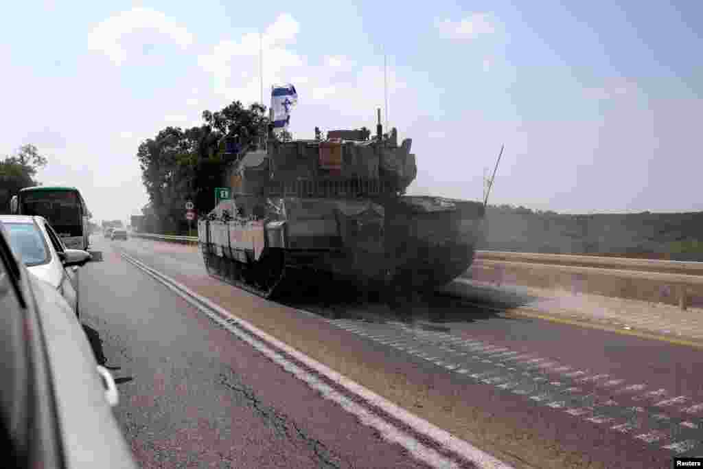 Kifaru cha jeshi la Israel kinapiga doria karibu na mji wa Sderot baada ya wanamgambo wa Hamas kuingia kwa ghafl Israel kutoka Ukanda wa Gaza.&nbsp;