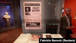 Des copies de l’ouvrage de Adolph Hitler “Mein Kampf” (Ma lutte) au musée d’histoire germanique. 