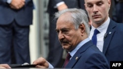 L'homme fort libyen Khalifa Haftar part après des entretiens avec le ministre grec des Affaires étrangères à Athènes, le 17 janvier 2020, quelques jours avant une conférence de paix sur la Libye à Berlin. (Photo ARIS MESSINIS / AFP)